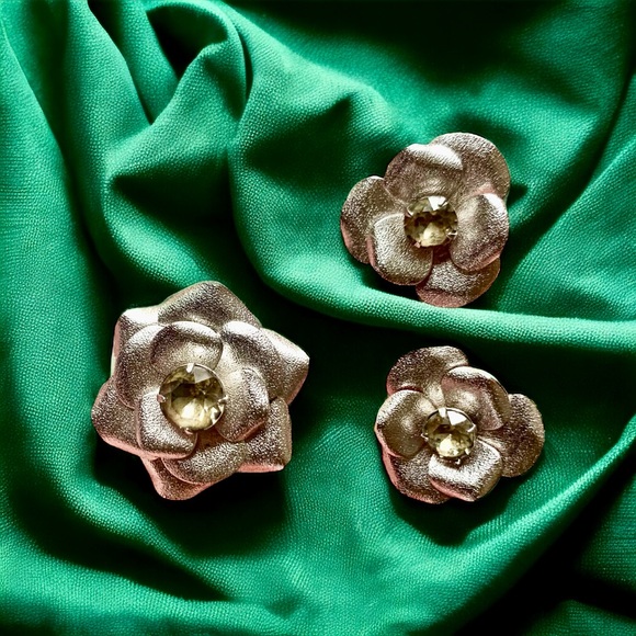 Vintage Signed SARAH COVENTRY Brooch and Earrings Jewelry Set - Picture 2 of 9